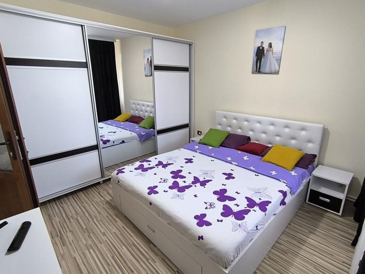 Apartament cu 3 camere semidecomandat în Central