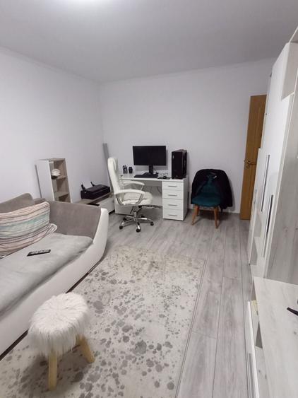 Apartament cu 3 camere decomandat în Exterior Vest