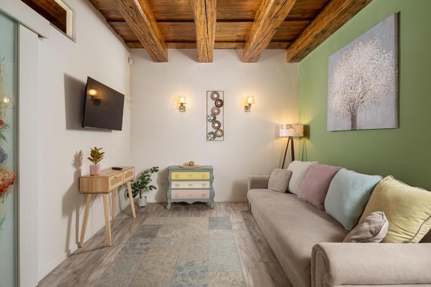 Apartament cu 5 camere decomandat, mobilat în Centrul Istoric