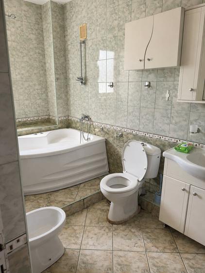 Casă individuală cu 6 camere cu Canalizare în Giulești