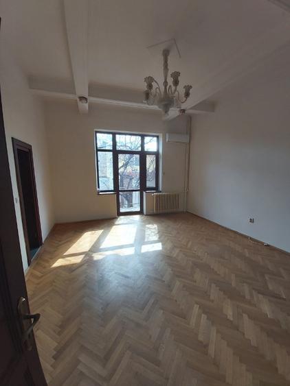 Casă cu 5 camere cu Teren 250 Mp în Victoriei