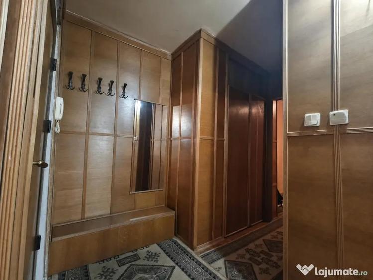 Apartament cu 3 camere decomandat în Girocului