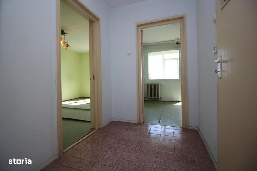 Apartament cu 3 camere semidecomandat în Titan