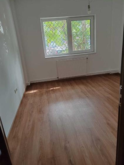 Apartament cu 4 camere decomandat în Colentina