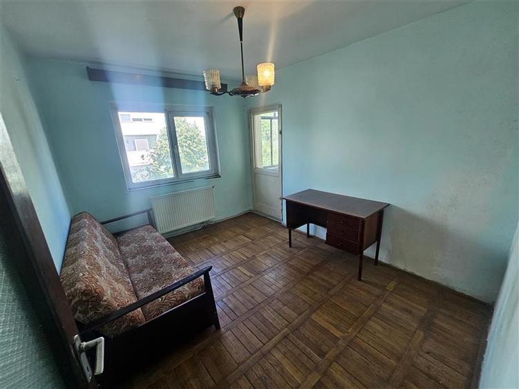 Apartament cu 4 camere decomandat în Micro IV