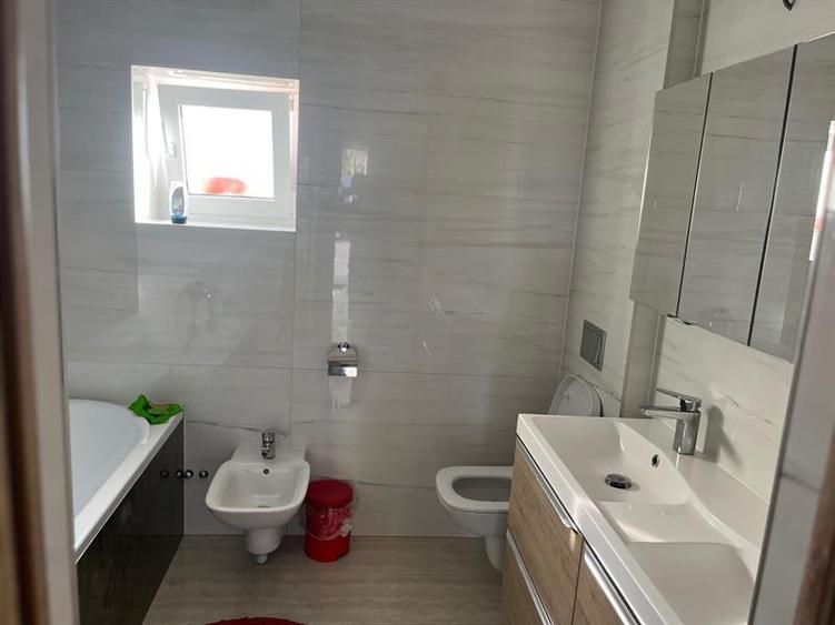 Casă individuală cu 3 camere cu Teren 10000 Mp în Mitocu Dragomirnei