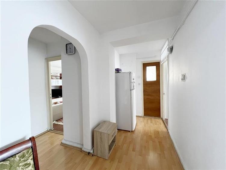 Apartament cu 3 camere decomandat, mobilat în Astra