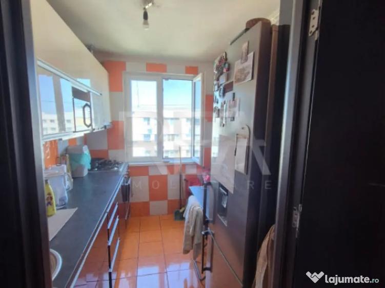 Apartament cu 3 camere semidecomandat în Colentina