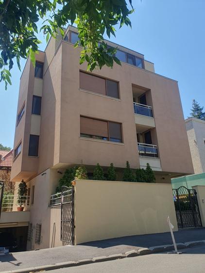 Casă cu 17 camere cu Garaj în Primăverii