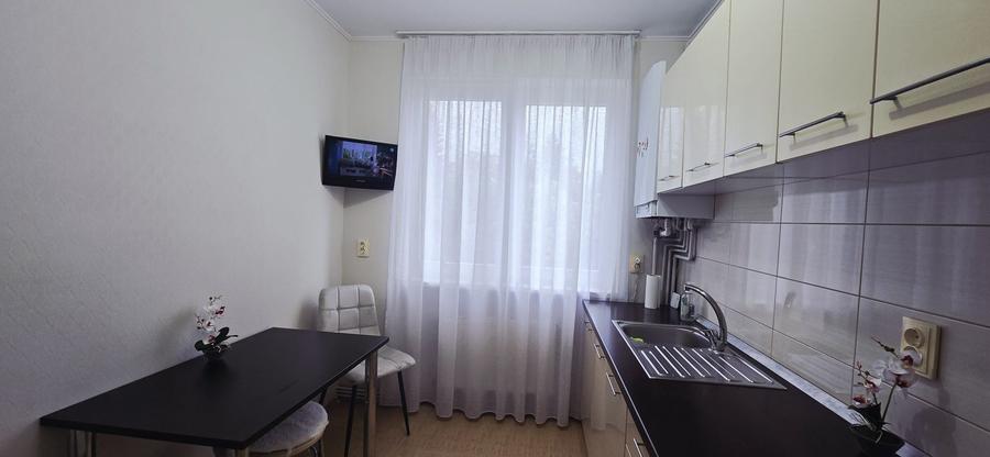 Apartament cu 3 camere semidecomandat în Calea Dumbrăvii
