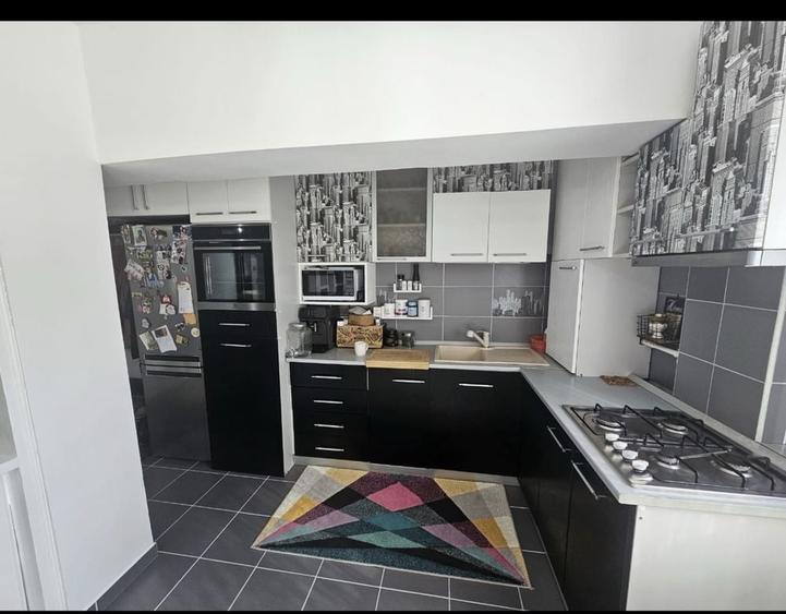 Apartament cu 3 camere semidecomandat în Mioriței