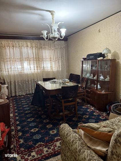 Apartament cu 3 camere decomandat în Calea București
