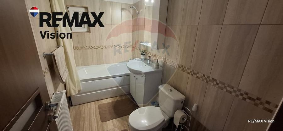 Apartament cu 3 camere semidecomandat în Rovine