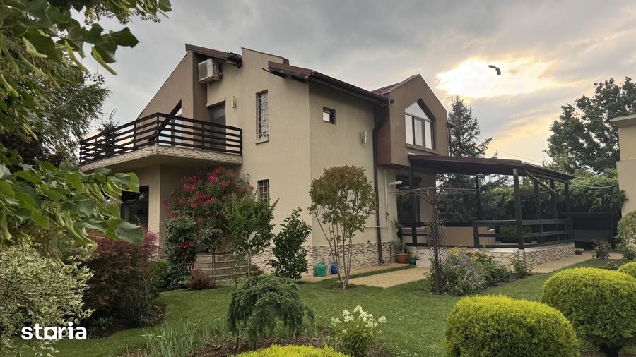 Casă cu 5 camere cu Teren 1000 Mp în Central