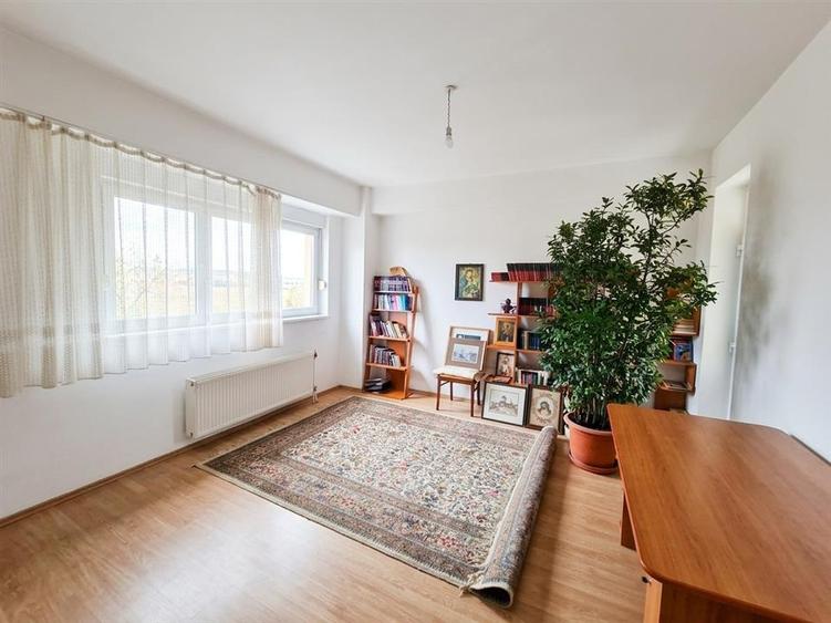 Apartament cu 4 camere decomandat în Bâlc
