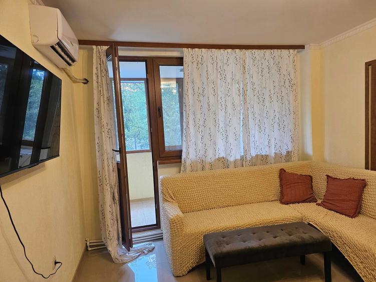 Apartament cu 3 camere semidecomandat în Central