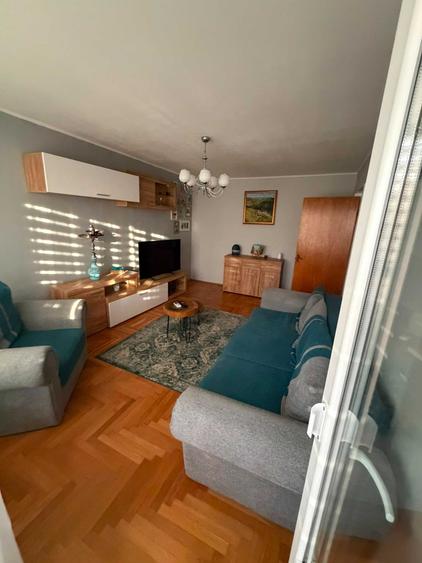 Apartament cu 2 camere decomandat în Pajura