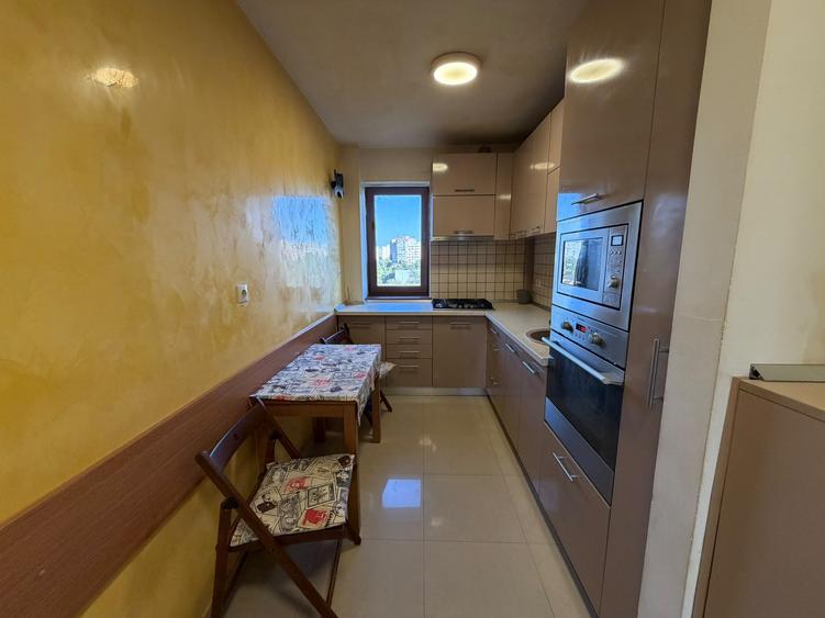 Apartament cu 3 camere semidecomandat în Titan
