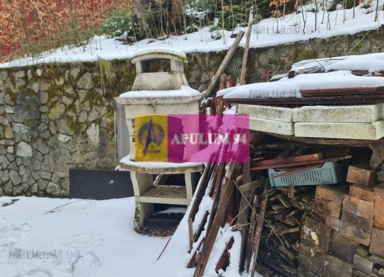 Casă individuală cu 9 camere cu Canalizare în Cumpătu