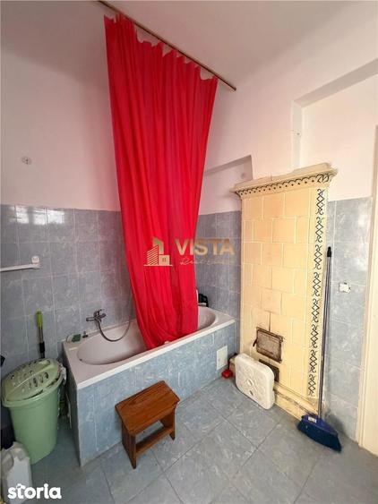 Apartament cu 4 camere semidecomandat, mobilat în Central