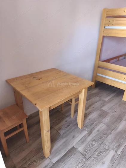 Casă cu 10 camere cu Teren 300 Mp în Cristian