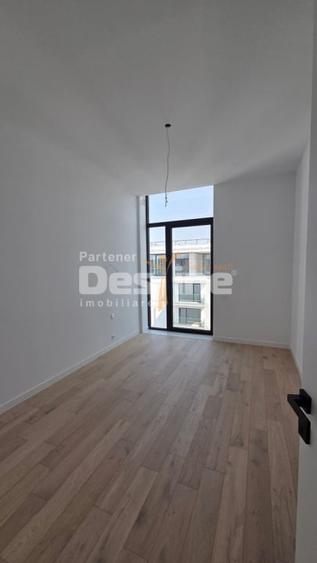 Penthouse cu 4 camere decomandat în 13 Septembrie