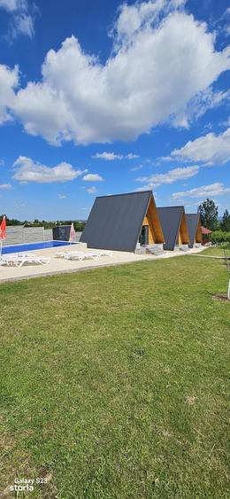 Casă cu 9 camere cu Teren 6600 Mp în Sânmartin