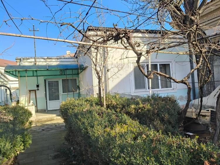 Casă cu 8 camere cu Teren 577 Mp în Apollo