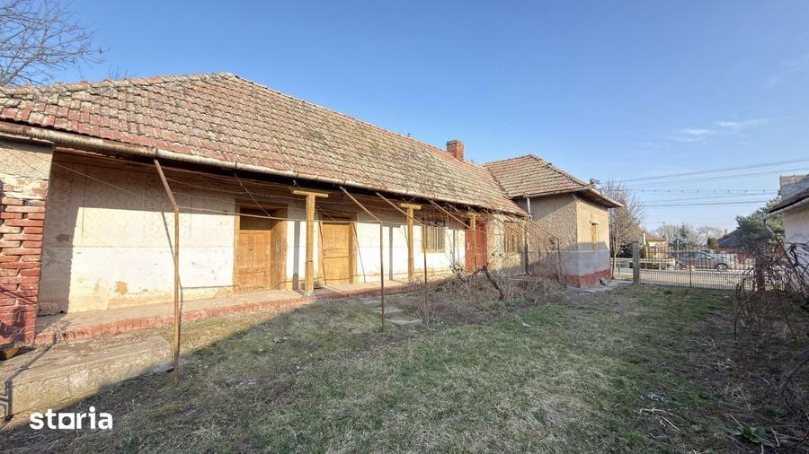 Casă cu 4 camere semidecomandat cu Teren 2948 Mp în Tiream
