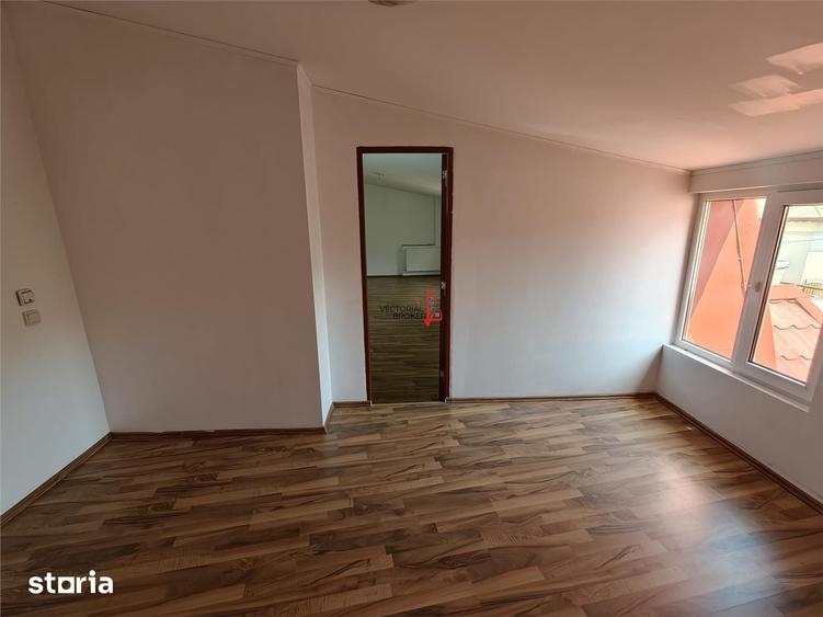 Casă cu 5 camere cu Teren 225 Mp în Moșilor