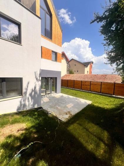 Duplex cu 4 camere cu Canalizare în Dâmbul Rotund