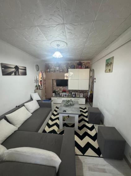 Apartament cu 4 camere semidecomandat în Craiovița Nouă