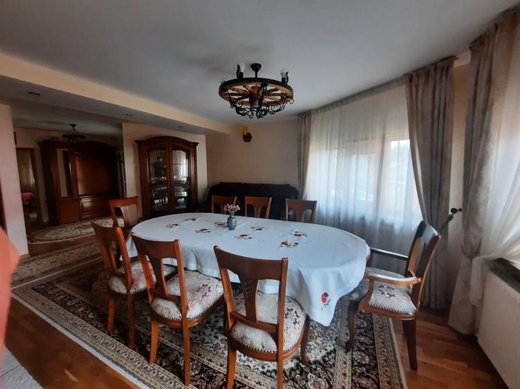 Casă individuală cu 7 camere cu Garaj în Alexandru cel Bun