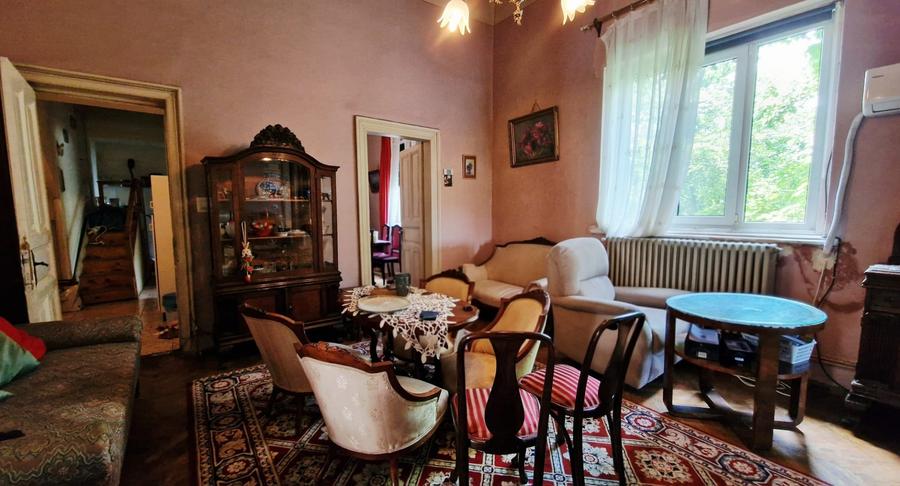 Apartament cu 5 camere semidecomandat în Dacia
