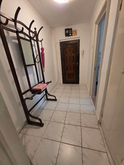Apartament cu 3 camere semidecomandat în Viziru 1