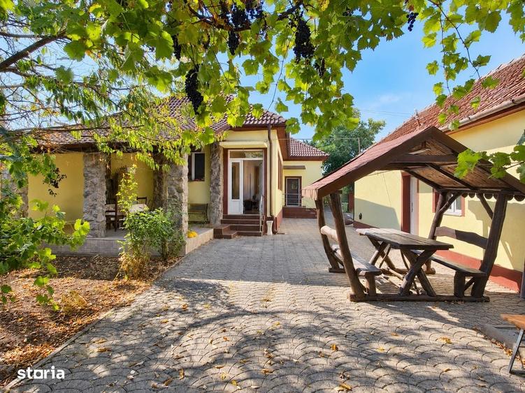 Casă cu 3 camere decomandat în Mândruloc