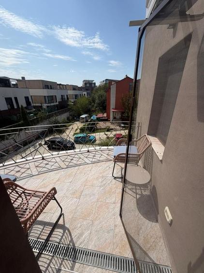 Casă individuală cu 9 camere cu Canalizare în Central