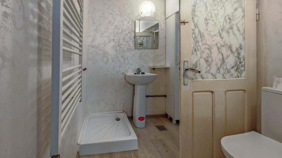 Casă individuală cu 6 camere cu Canalizare în Cantemir