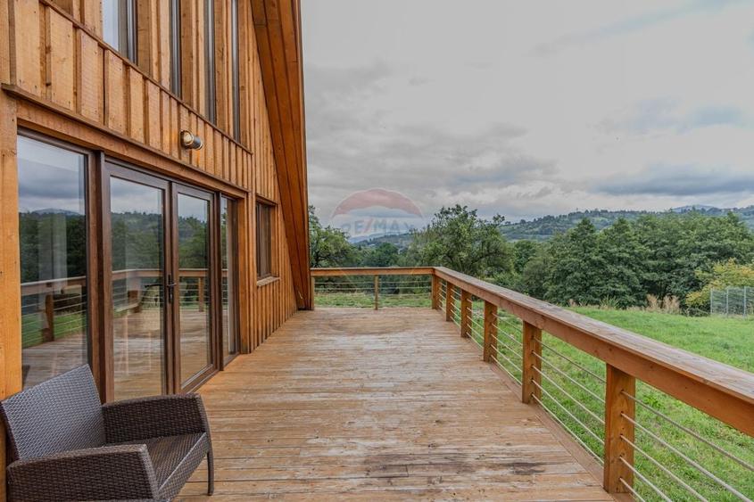 Casă individuală cu 5 camere cu Teren 2166 Mp în Bran