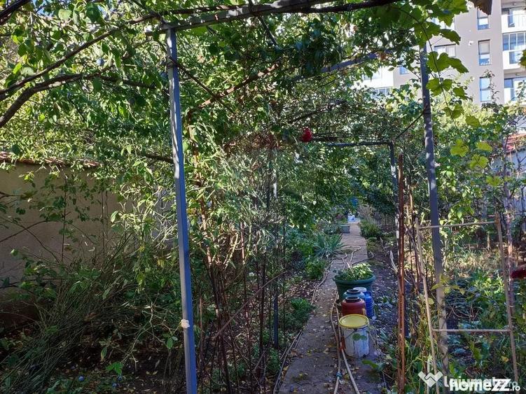 Casă cu 8 camere cu Teren 475 Mp în Uverturii