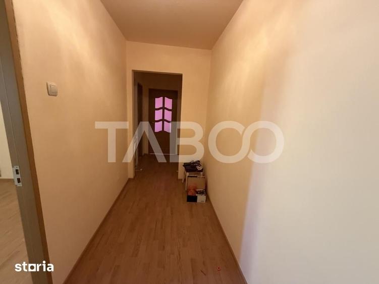 Apartament cu 3 camere semidecomandat în Central