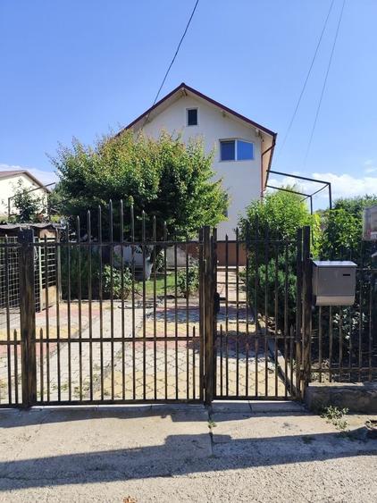 Casă cu 4 camere decomandat în Valea Adâncă