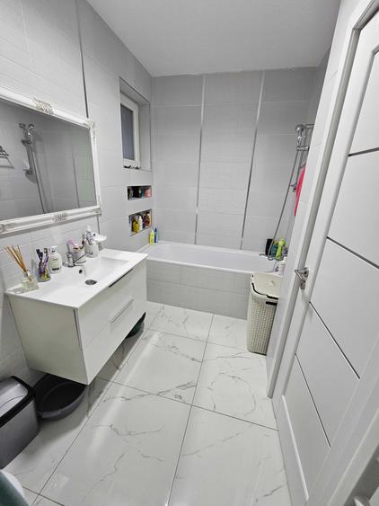 Apartament cu 3 camere decomandat în Florești