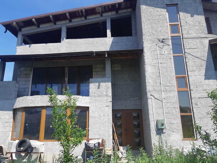 Casă cu 4 camere în Bradu