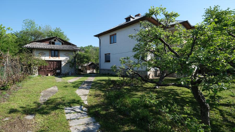 Casă individuală cu 7 camere cu Canalizare în Fieni