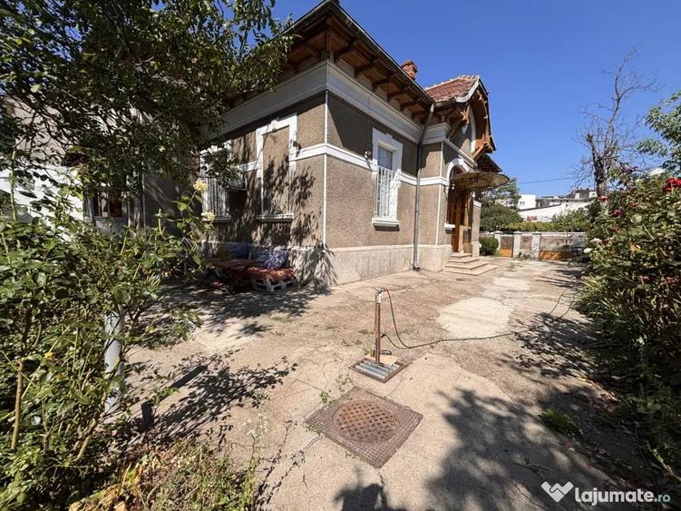 Casă cu 7 camere cu Teren 1030 Mp în Foișorul de Foc