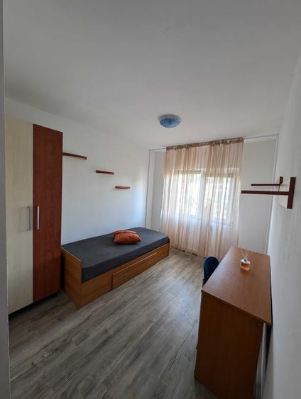 Apartament cu 4 camere decomandat în Gară