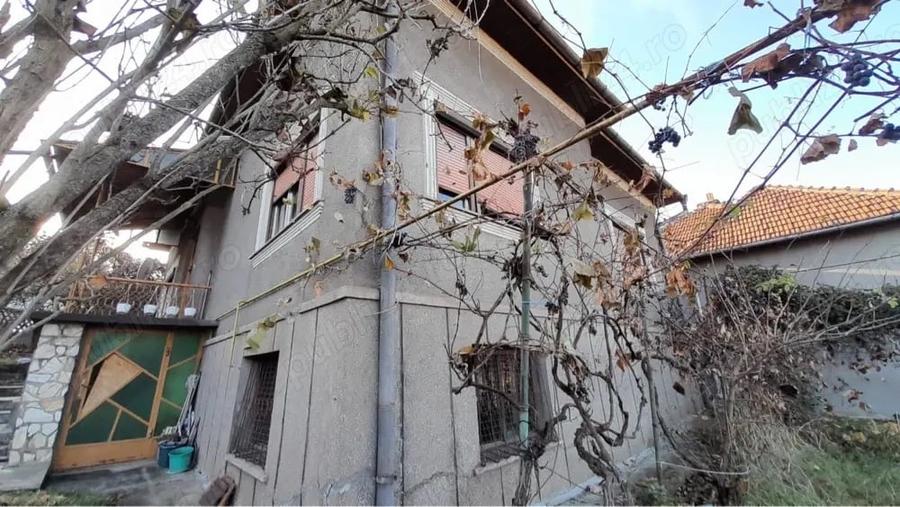 Casă cu 4 camere în Central