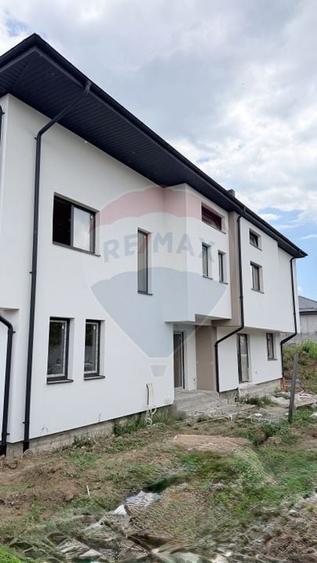Duplex cu 4 camere cu Teren 110 Mp în Periferie