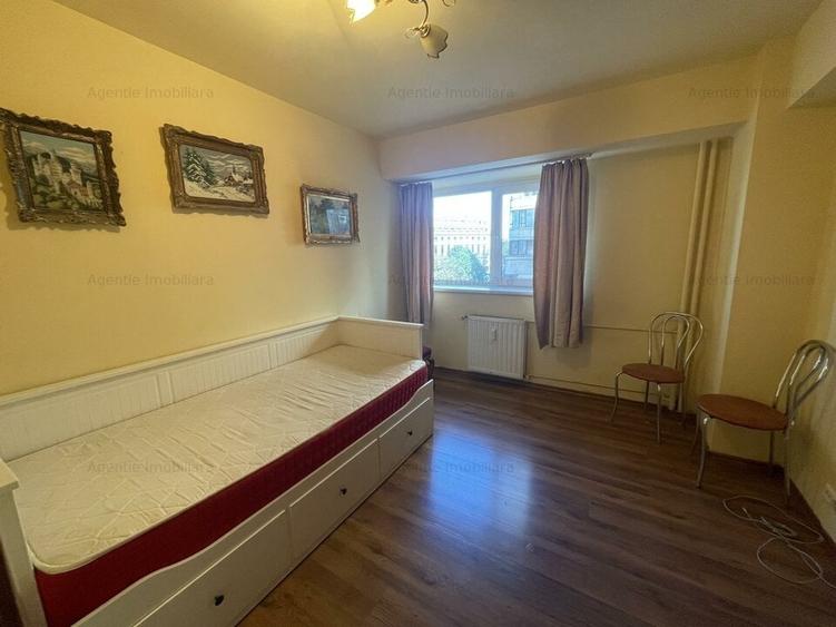 Apartament cu 3 camere semidecomandat, mobilat în P-ța Victoriei